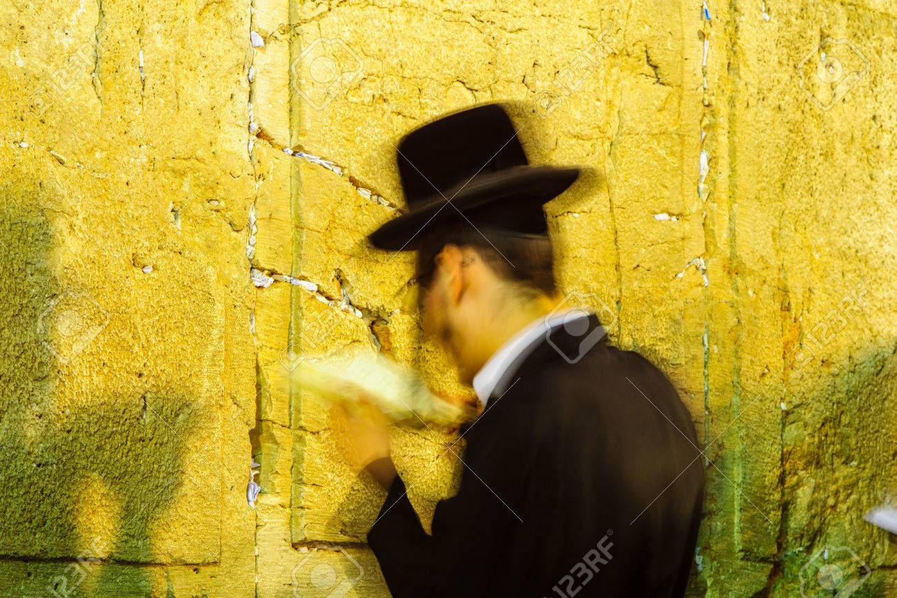 Exposición Prolongada De Una Oración Judía En El Muro Occidental Por La Noche Jerusalén Israel Este Es El Lugar Más Sagrado En La Tradición Judía Fotos Retratos Imágenes Y Fotografía De Archivo
