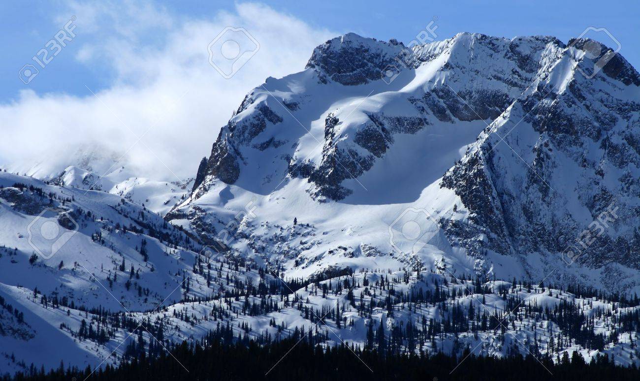 アイダホ州の鋸歯状の山の範囲の峻険な山々 の写真素材・画像素材 ...