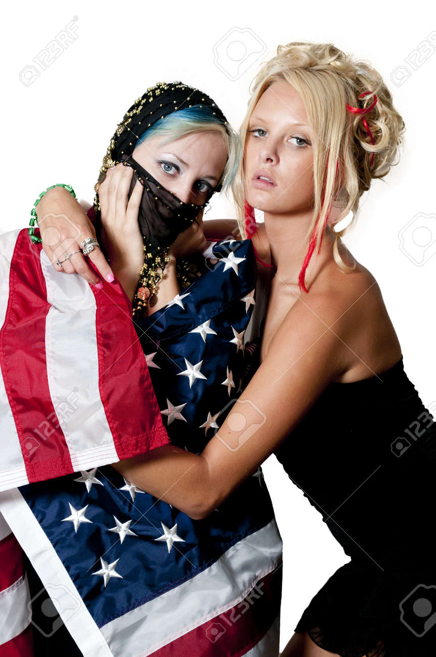 アメリカの国旗に包まれたアラブ系女性 の写真素材 画像素材 Image