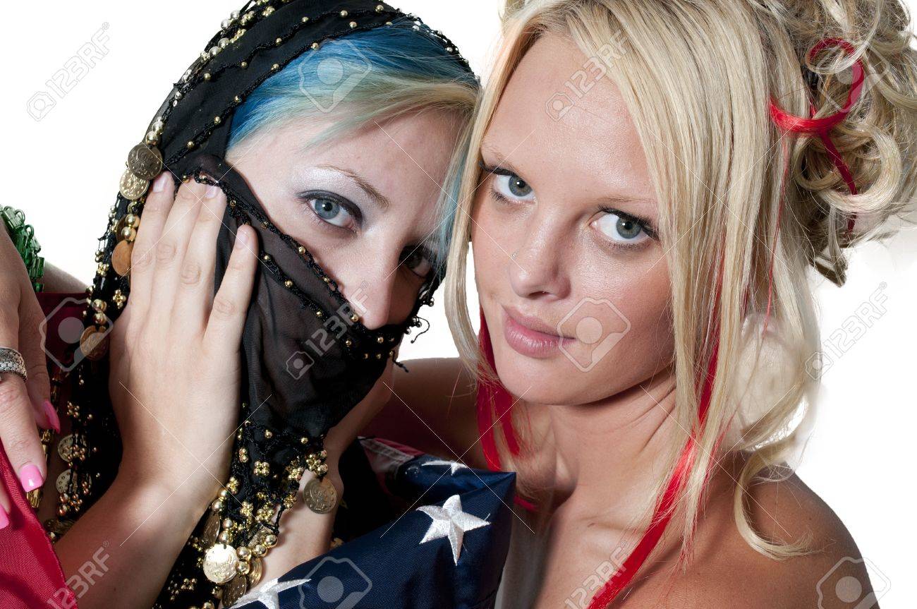 アメリカの国旗に包まれたアラブ系女性 の写真素材 画像素材 Image