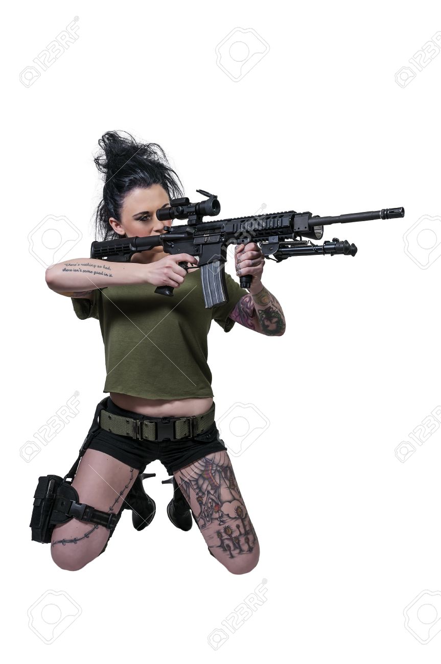 18200114-hermosa-mujer-joven-sosteniendo-un-rifle-de-asalto-autom%C3%A1tico.jpg