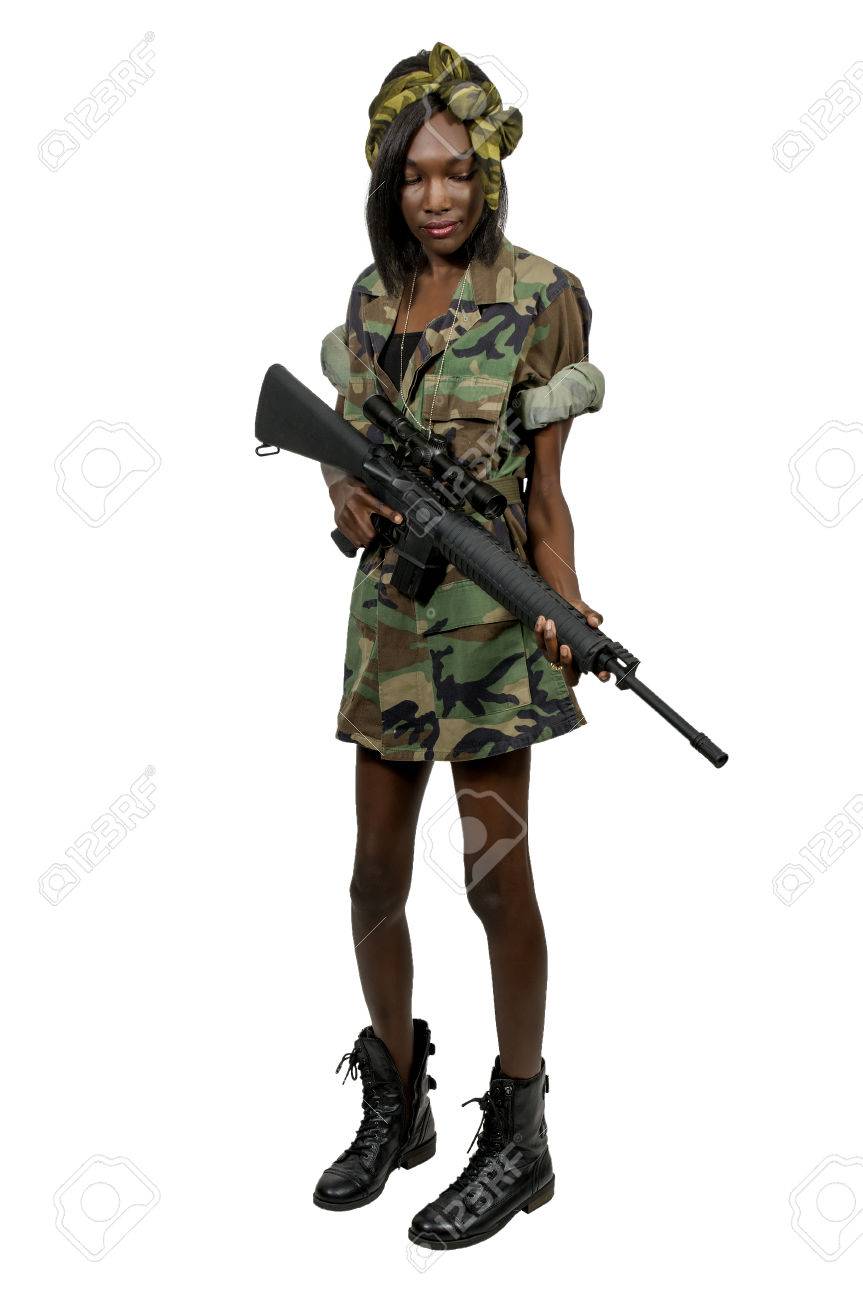 アサルトライフルと美しい若い女性兵士 の写真素材 画像素材 Image