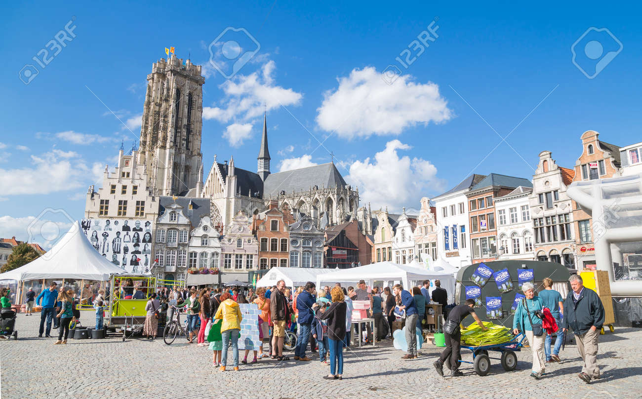 9 月 マルクトのメッヘレン ベルギー 9 月 日 ビュー 14 メヘレン ベルギー 15 の大都市の数に含まれているベルギー メッヘレンの人口 8 万人 の写真素材 画像素材 Image