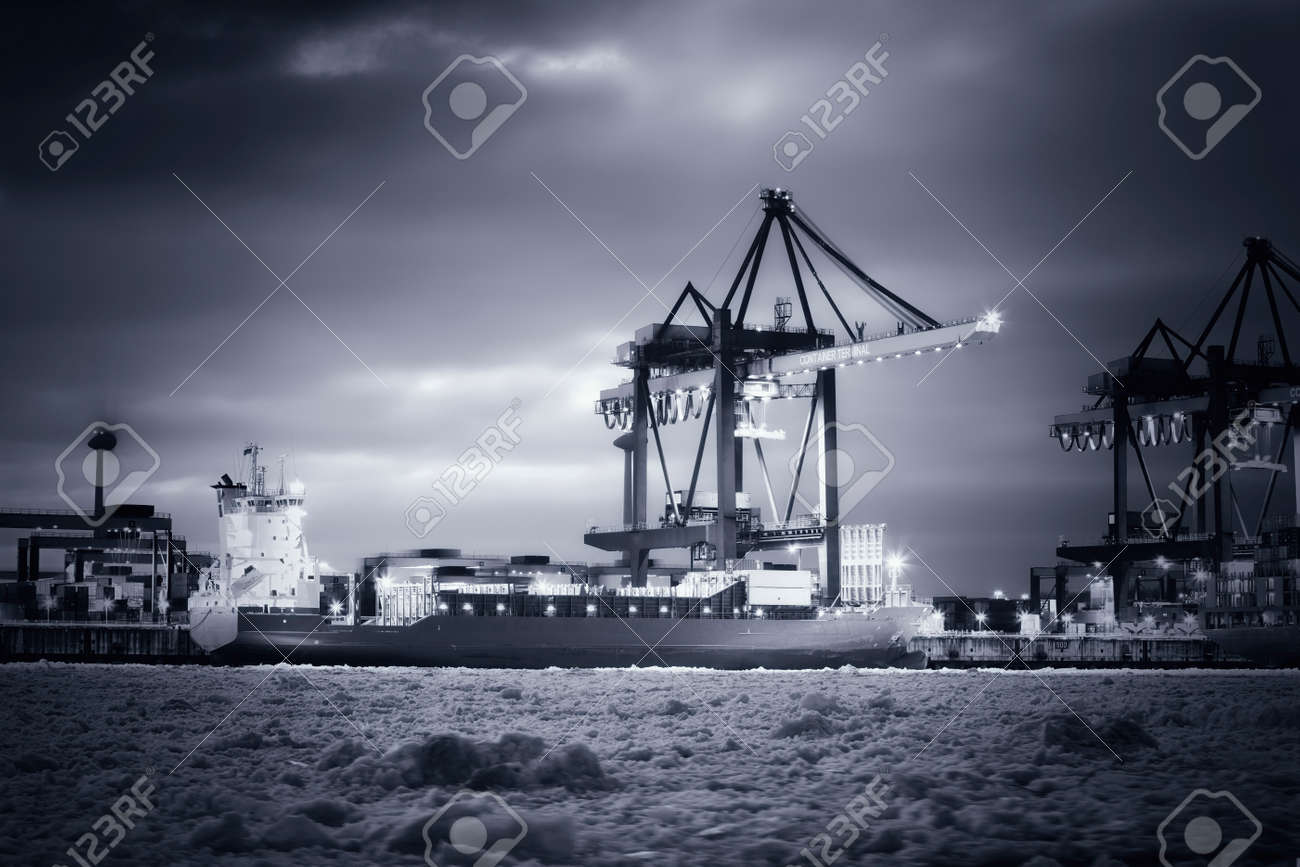 Containerschiff Im Hafen Von Hamburg Schwarz Weiss Lizenzfreie Fotos Bilder Und Stock Fotografie Image