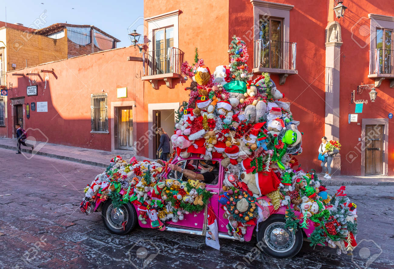 San Miguel De Allende Christmas 2022 San Miguel De Allende, Guanajuato, Mexico - Nov 25, 2019: Man Driving A  Volkswagen, Covered In Christmas Toys, Driving Around Town, Giving Candy To  Children Stock Photo, Picture And Royalty Free Image. Image 138949924.