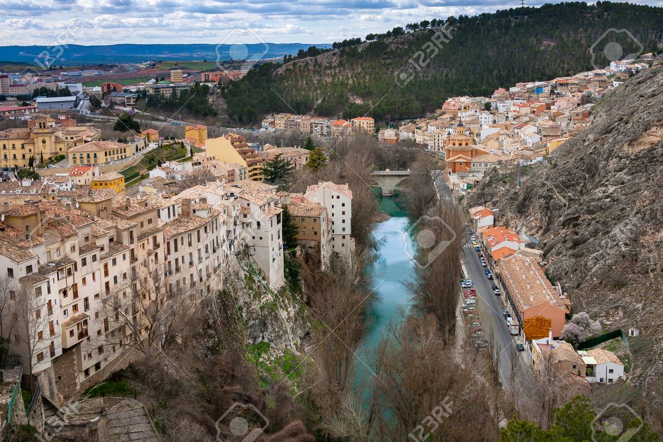 クエンカ スペイン 中世の町の 2 つの峡谷の真ん中に位置しています の写真素材 画像素材 Image