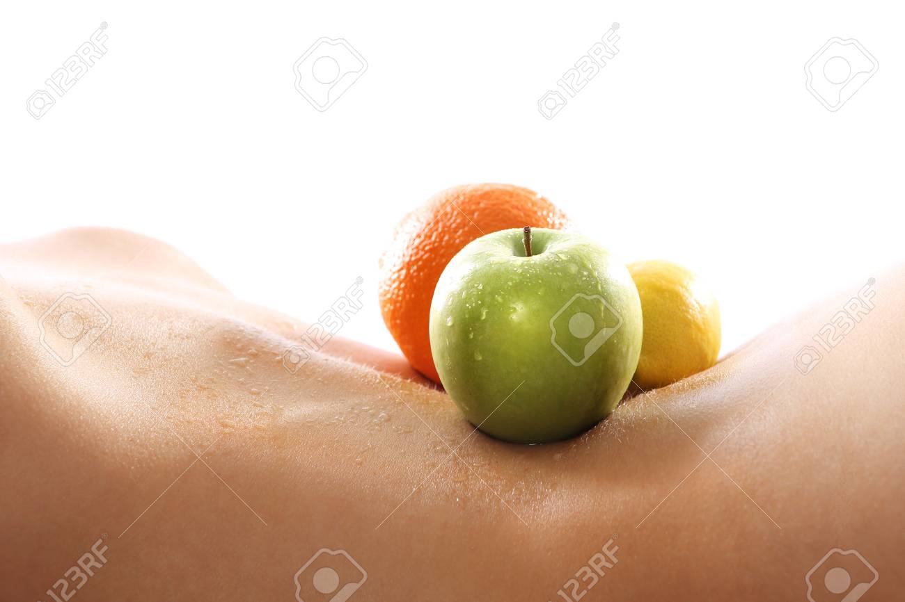 Mujer Desnuda Acostada De Espaldas Con La Fruta Situada, Manzana,  Mandarina, Limón Naga Kobieta Lezy Z Polozonym Na Plecach Owocami,  Mandarynka Fot. Robert Przybysz  FORO Fotos, retratos, imágenes y  fotografía de