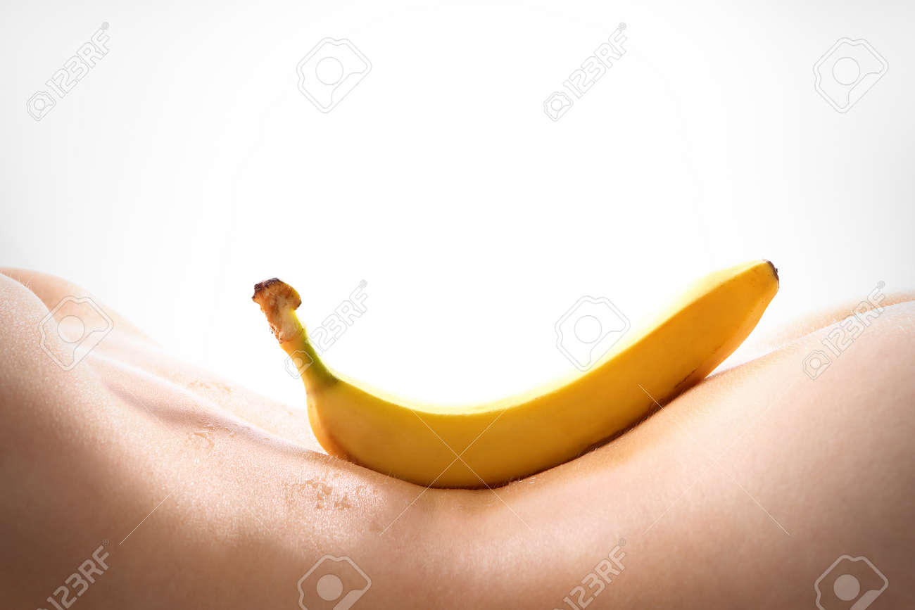 Nude Woman Banan Lezy Na Plecach Nagiej