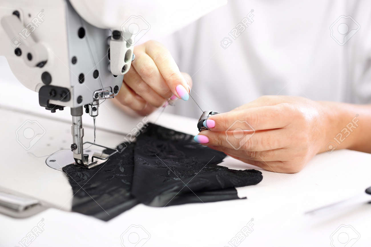 Couture Sur Une Machine Couturiere A Coudre Sur La Machine A Coudre Dans L Usine De Fabrication Banque D Images Et Photos Libres De Droits Image