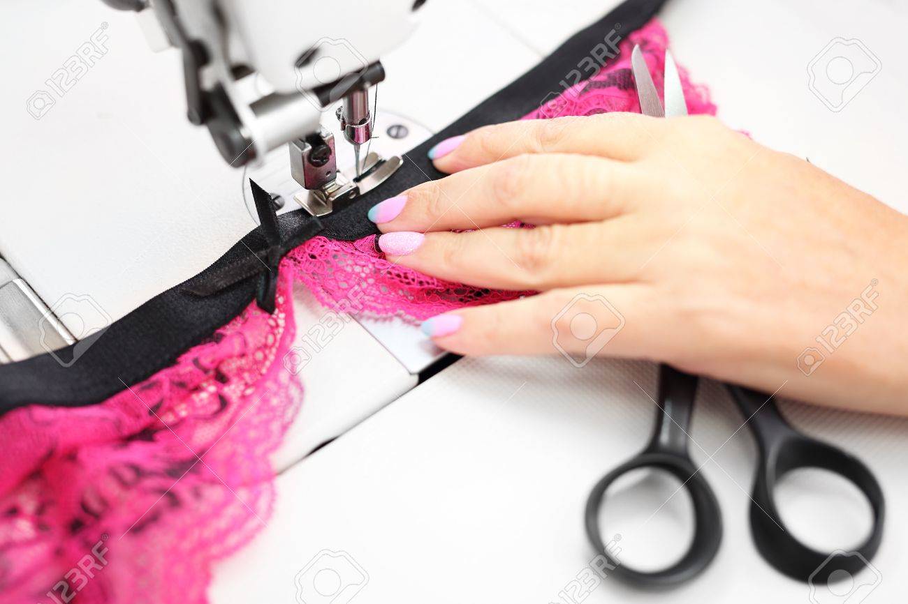 Ropa Interior. Costura Costurera Sobre La Máquina De En La Planta De Fabricación Fotos, Retratos, Imágenes Y Fotografía De Archivo Libres De Derecho. 45645186.