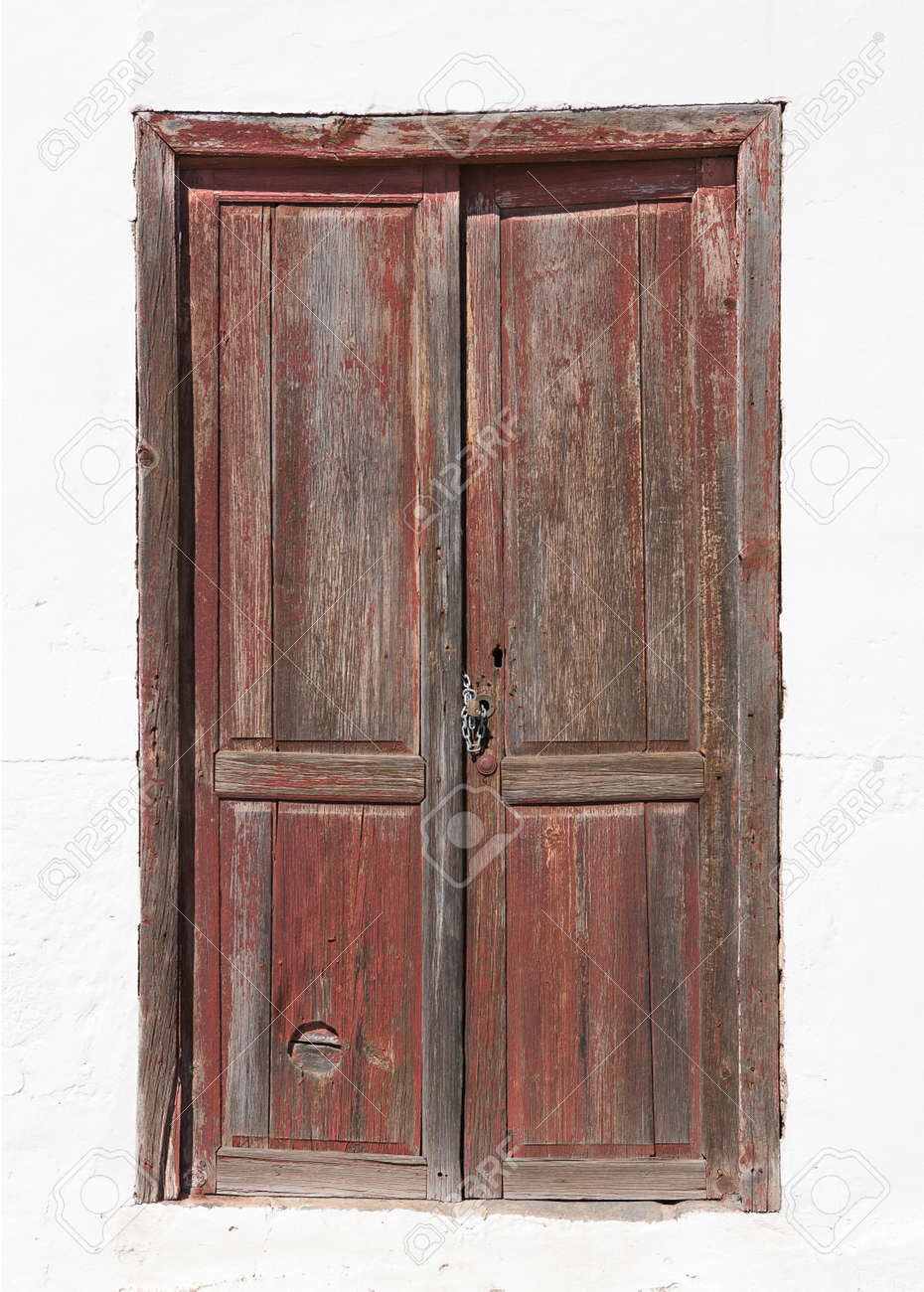 Alte Braune Holztur In Einem Neu Bemalten Fassade Eines Hauses Auf La Gomera Kanarische Inseln Spanien Lizenzfreie Fotos Bilder Und Stock Fotografie Image 31666461