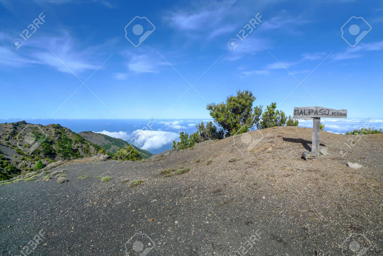 Panneau En Bois Sur La Crête De Malpaso La Plus Haute Montagne Sur La Islande Del Hierro îles Canaries Espagne Le Célèbre Chemin Des Pèlerins