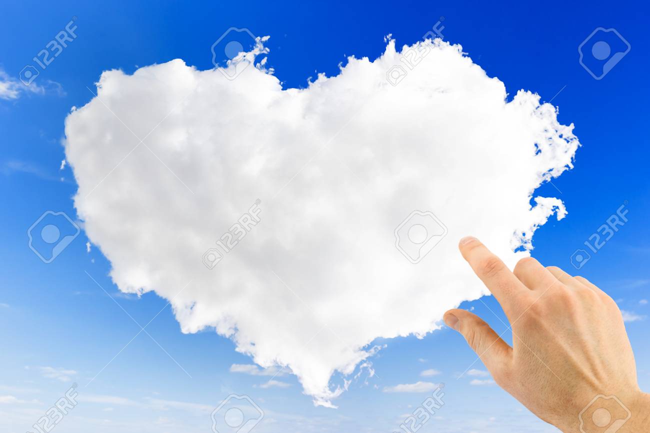 青空の背景の上に雲と手のポイントのハート形 の写真素材 画像素材 Image