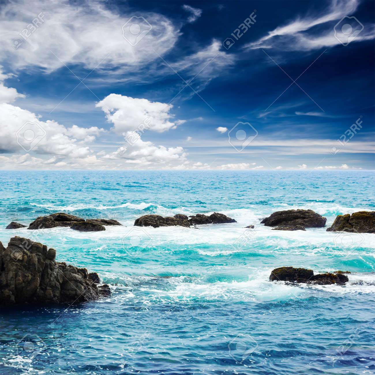 雲空の下で青い海の絵 美しさの自然の背景 の写真素材 画像素材 Image 雲空の下で青い海の絵 美しさの自然の背景 の写真素材 画像素材 Image