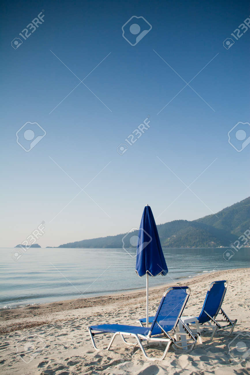 きれいな夏の写真 青空に 2 脚の椅子と青い夏傘 の写真素材 画像素材 Image きれいな夏の写真 青空に 2 脚の椅子と青い夏傘 の写真素材 画像素材 Image