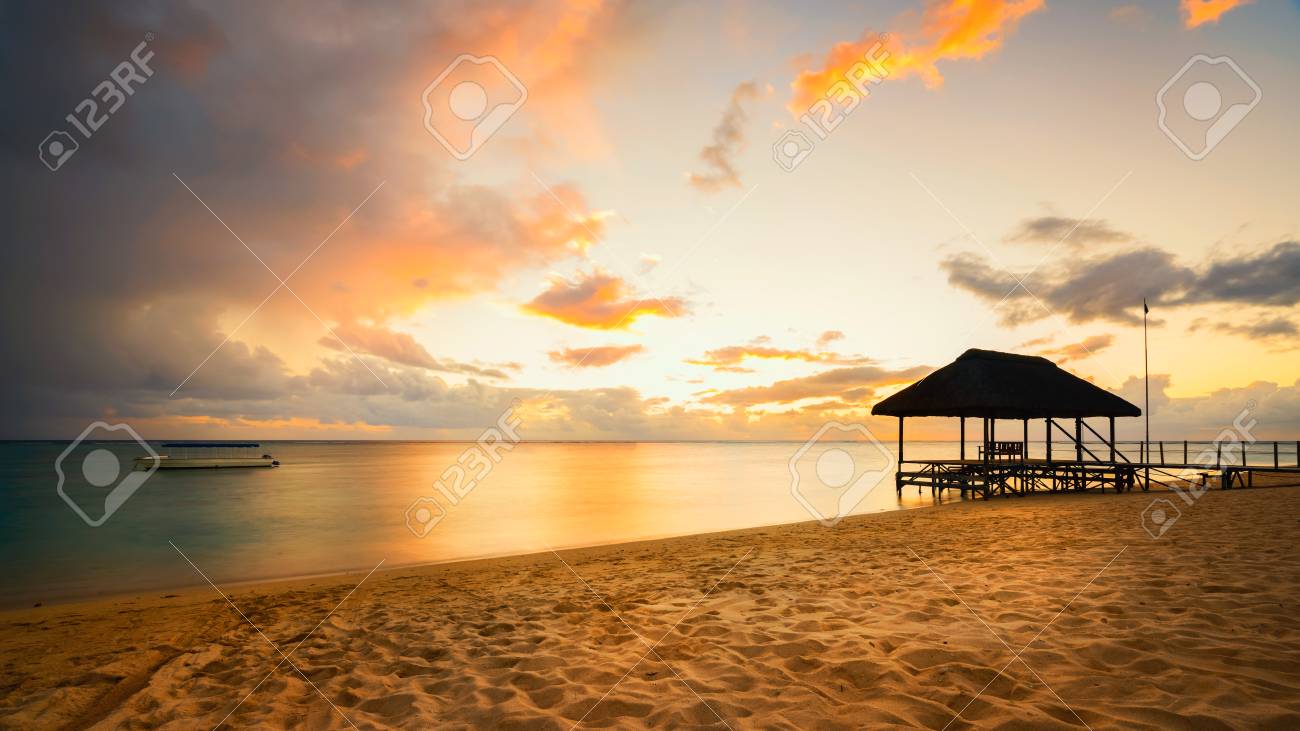 Beau Coucher De Soleil à Lîle Maurice Avec La Silhouette De La Jetée