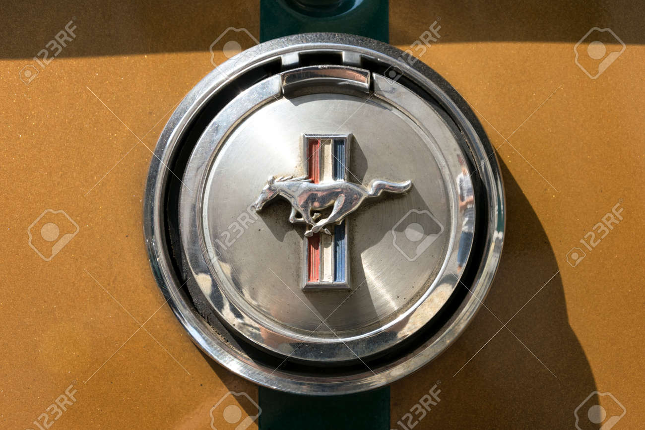 車モデル マッハ 1 の背面にトリノ イタリア 16 年 6 月 9 日 フォード マスタングのロゴ の写真素材 画像素材 Image