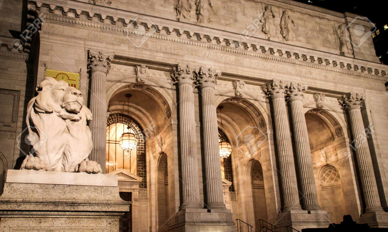ニューヨーク公共図書館の正面玄関にライオン像のナイト ショット の写真素材 画像素材 Image