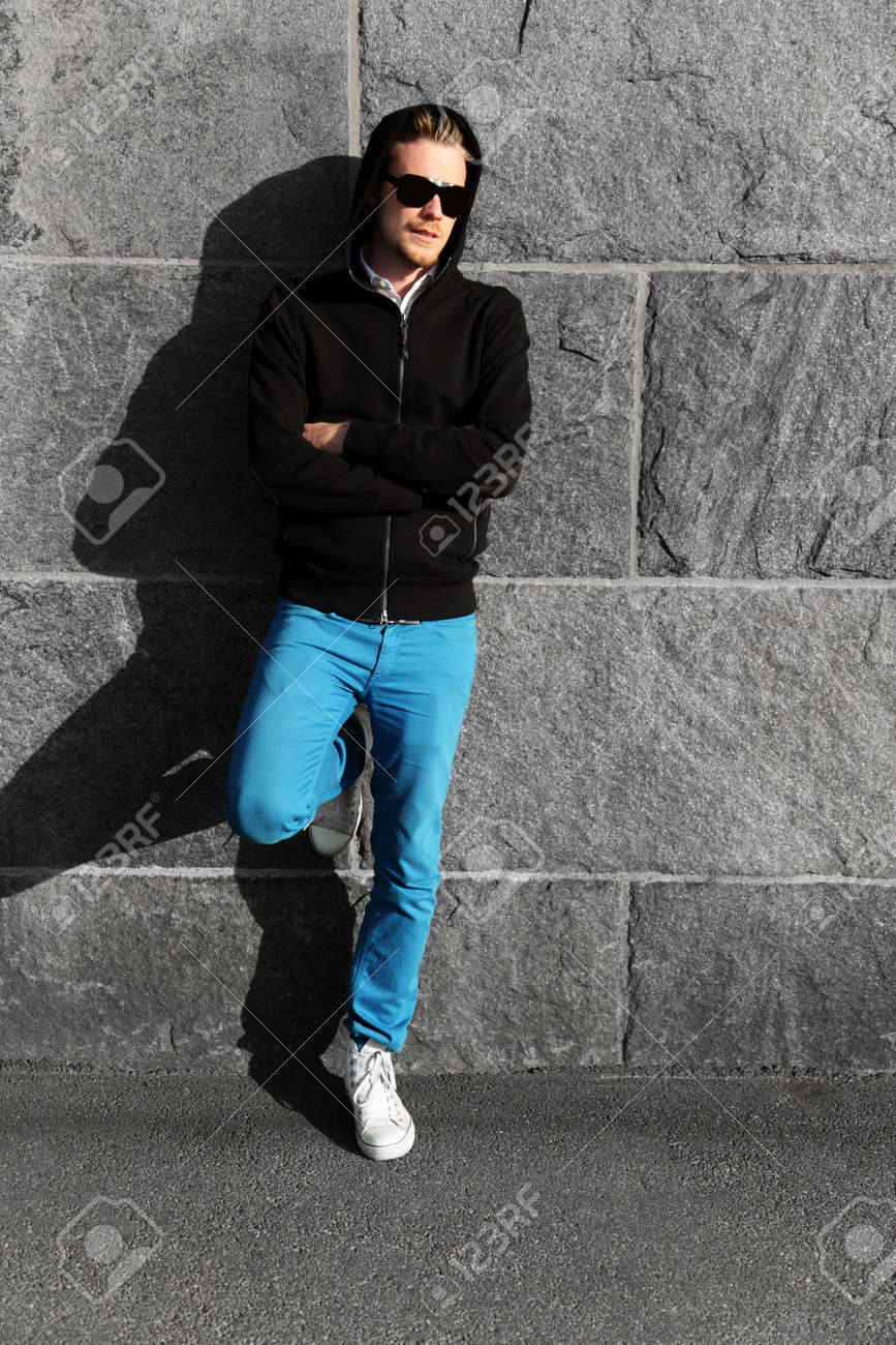 若い男はブルー ジーンズとサングラス黒パーカーを着て壁に立っています の写真素材 画像素材 Image 若い男はブルー ジーンズとサングラス黒パーカーを着て壁に立っています の写真素材 画像素材 Image