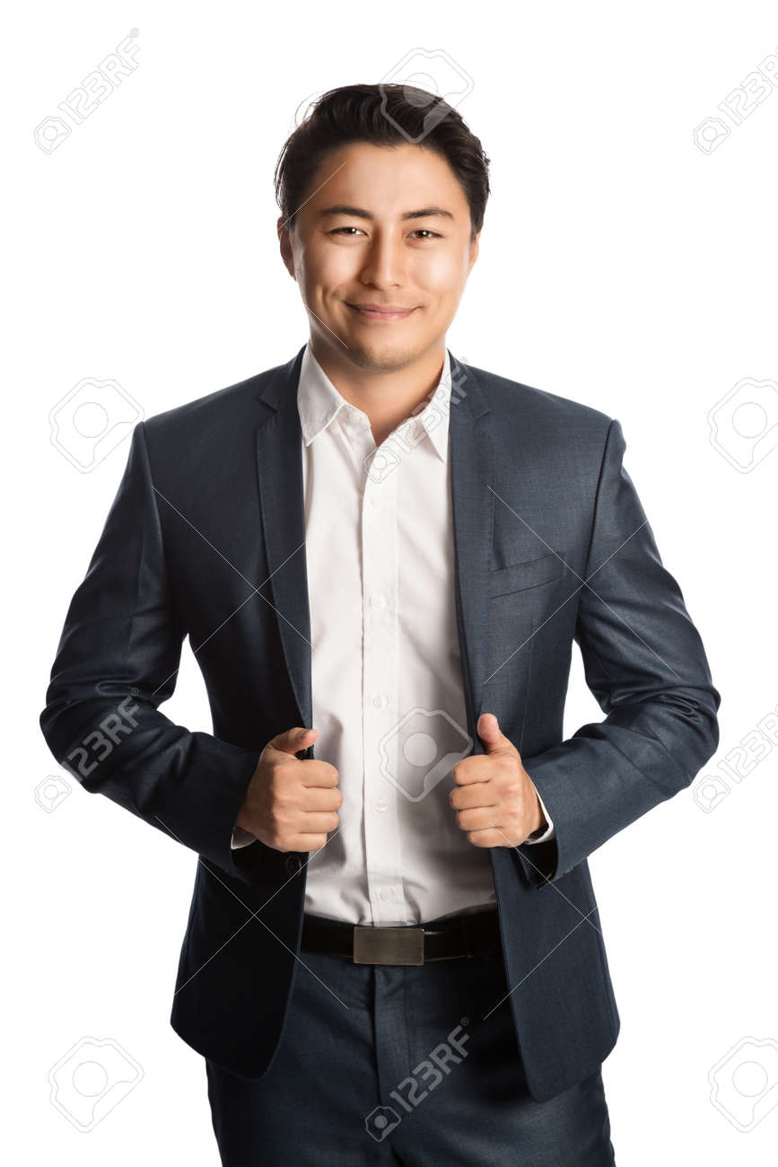 Hubscher Lachelnder Geschaftsmann In Einem Blauen Anzug Und In Einem Weissen Hemd Stehend Vor Einem Weissen Hintergrund Der Kamera Betrachtet Lizenzfreie Fotos Bilder Und Stock Fotografie Image