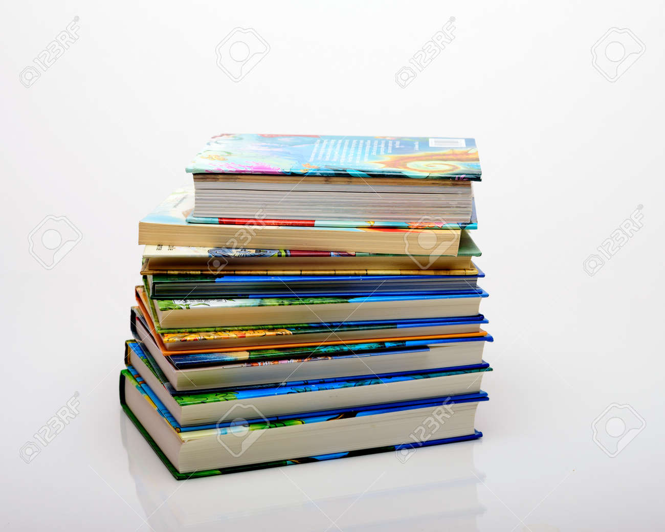互いの上に積み重ねられた本 の写真素材 画像素材 Image