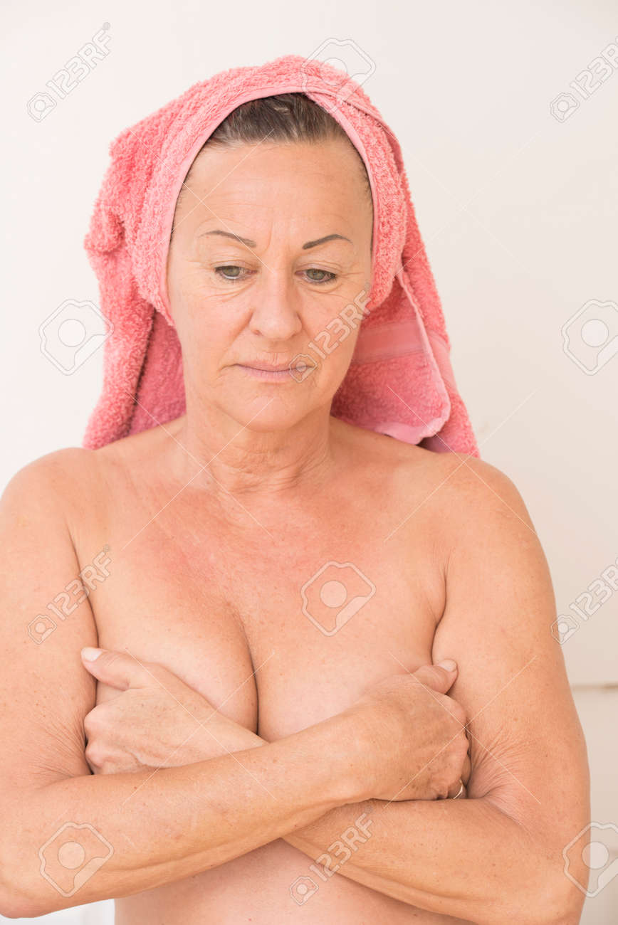 Portrait Attrayant Femme Mature Nue Avec Une Serviette Sur La Tête Et  Couvrant Ses Seins Avec Les Mains, Avec Triste, Inquiet Et Préoccupé  Expression Du Visage, Isolé Sur Blanc. Banque D'Images et