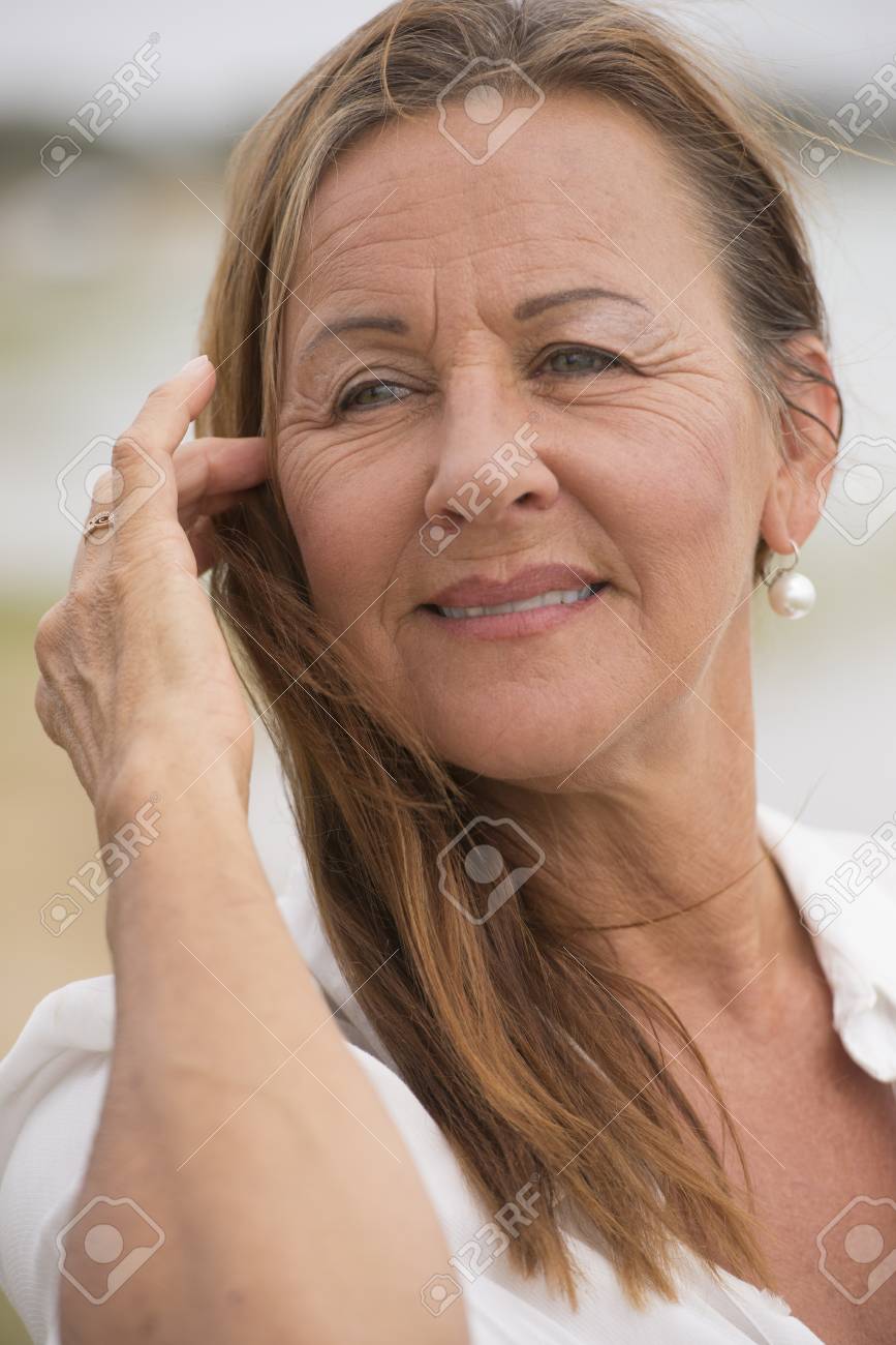 熟女　魅力 肖像画魅力的な自信を持って熟女屋外は幸せとのんびり振り返って明るい背景とコピー領域をぼやけています。の写真素材・画像素材 Image 39820854