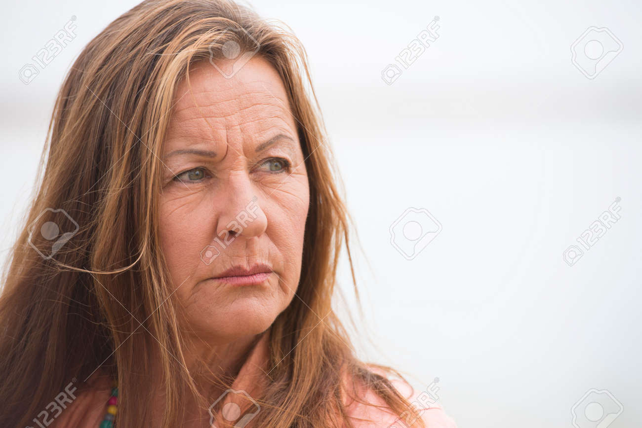 Portrait Attraktive Altere Frau Im Freien Suchen Wutend Gestresst Traurig Besorgt Oder Deprimiert Lizenzfreie Fotos Bilder Und Stock Fotografie Image 39820813