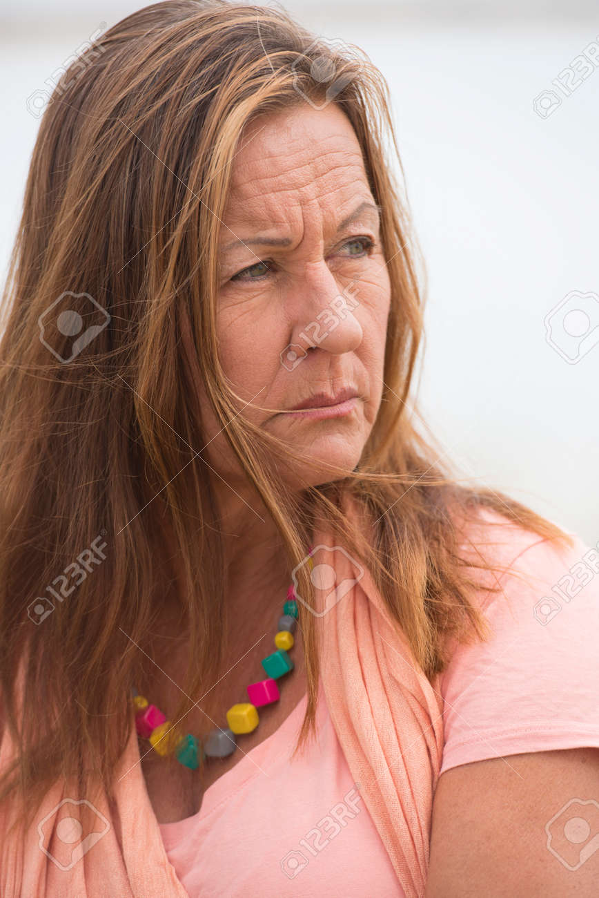 Portrait Attraktive Reife Frau Im Freien Suchen Wutend Gestresst Traurig Besorgt Oder Deprimiert Lizenzfreie Fotos Bilder Und Stock Fotografie Image 39820829