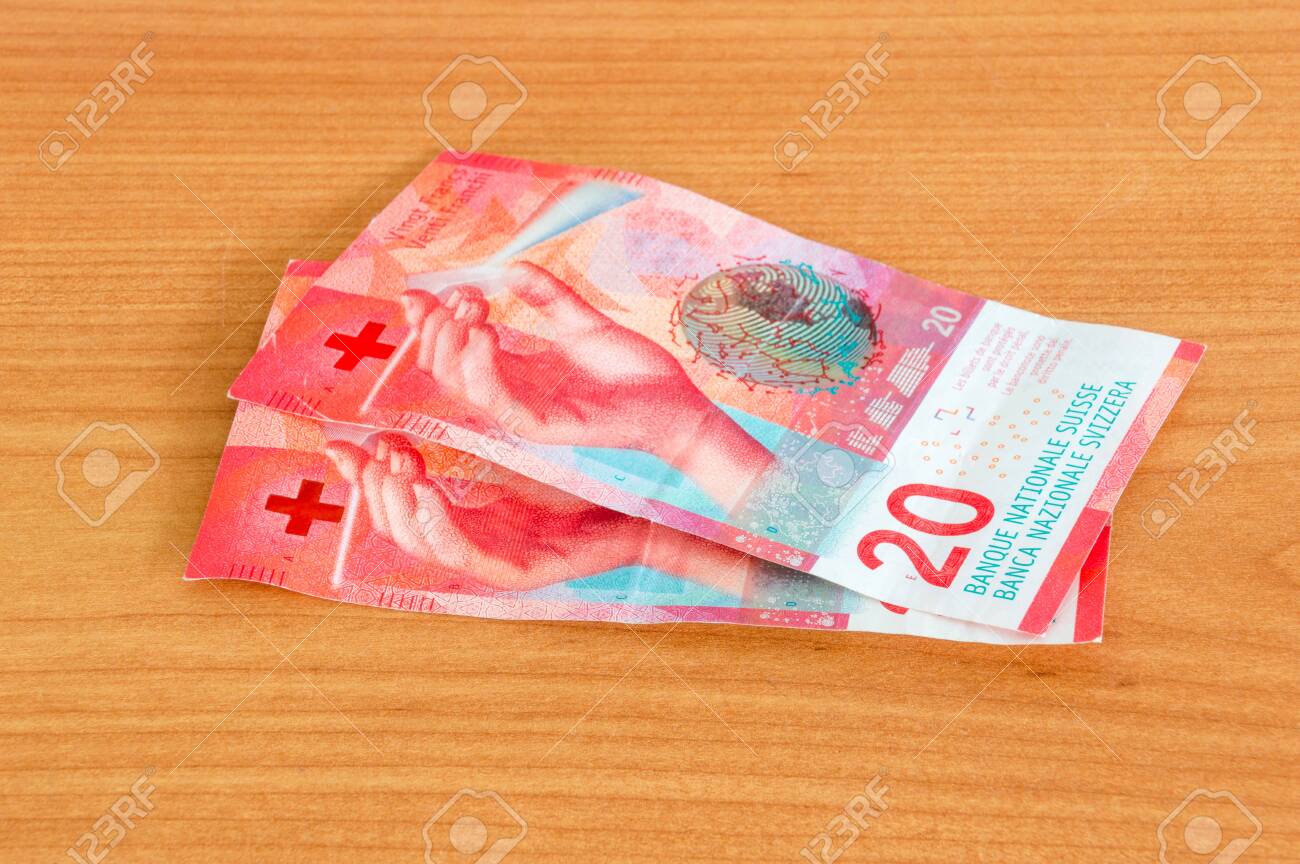 木製テーブルの上にスイスフラン(20 CHF)紙幣。の写真素材・画像素材 Image 140154786