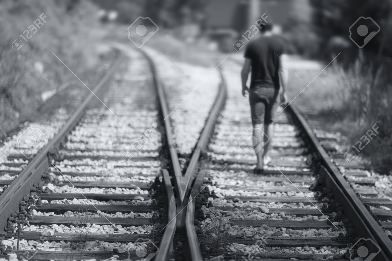 imagenes hombre caminando solo