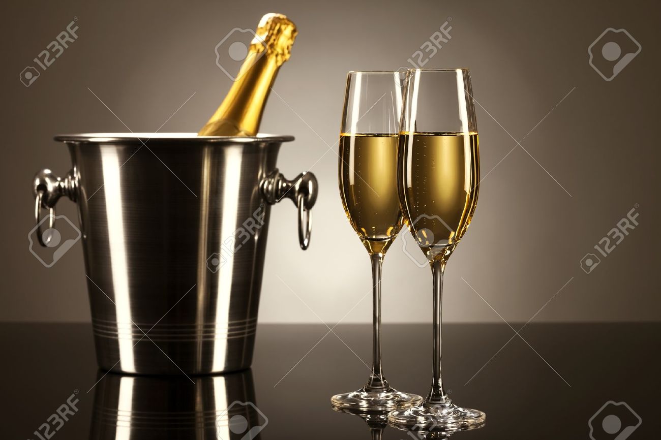 Bouteille Champagne Banque D Vecteurs Et Illustrations bouteille champagne deux verres de champagne avec une bouteille de champagne dans un seau sur