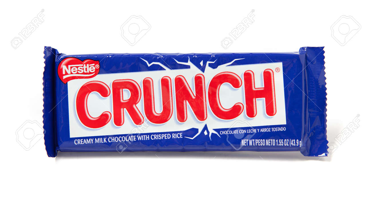 トロント カナダ 12 年 5 月 8 日 白い背景で隔離のネスレ製クランチ クリーミーなミルク チョコレートのお菓子のスタジオ ショットです の写真素材 画像素材 Image