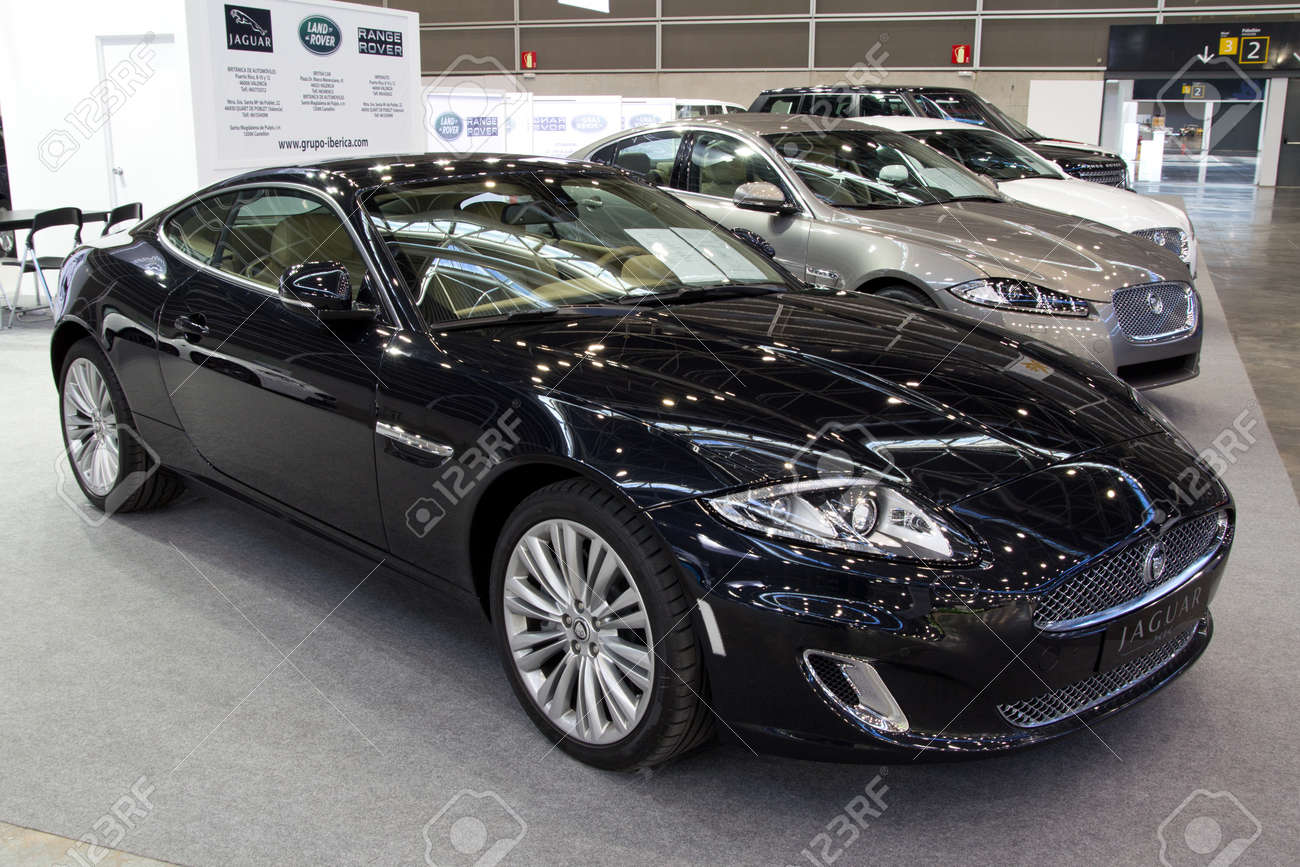 バレンシア スペイン 12 月 5 日 11年黒いジャガー Xk 5 0 クーペ 11 Valencia 車で掲載 11 年 12 月 5 日スペイン Valencia で の写真素材 画像素材 Image