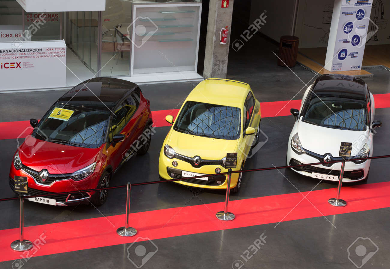 バレンシア スペイン 14 年 12 月 4 日 赤ルノー キャプチャ 黄色のルノー トゥインゴと Valencia Automovil 14 車ショーで白いルノー クリオ ルノーは 19 年に設立されたフランスの多国籍自動車メーカーです の写真素材 画像素材 Image バレンシア スペイン 14 年 12 月 4 日 赤ルノー キャプチャ 黄色のルノー トゥインゴと Valencia Automovil 14 車ショーで白いルノー クリオ ルノーは 19 年に設立されたフランスの多国籍自動車メーカーです の写真素材 画像素材 Image