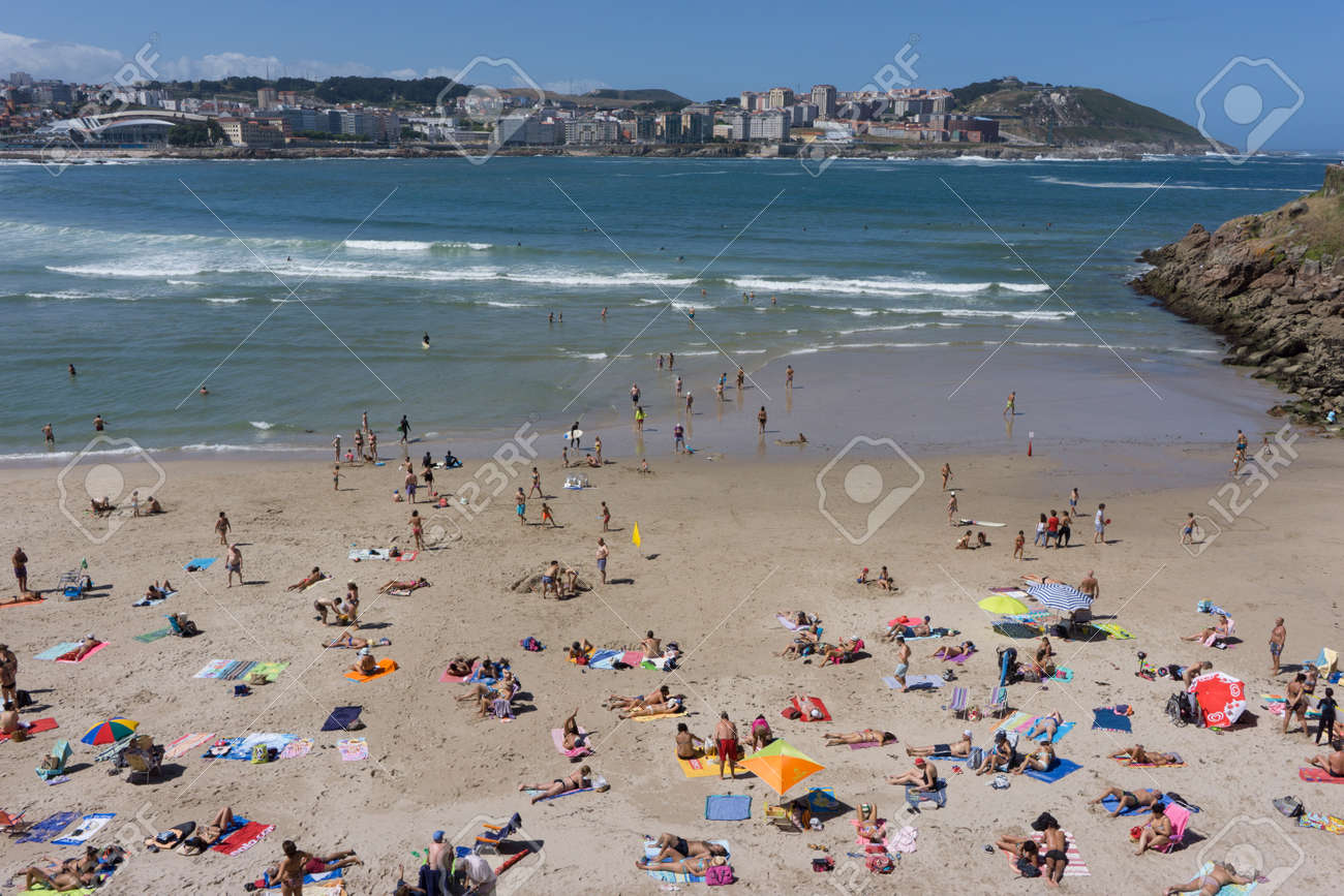 晴れた日の間に正午リアゾル ビーチ プラヤ デ リアソール のラ コルーニャ スペイン 16 年 8 月 日 ビュー リアゾル ビーチは 観光客や地元の人々 に人気のある呼び名です の写真素材 画像素材 Image 晴れた日の間に正午リアゾル ビーチ プラヤ デ リアソール のラ コルーニャ スペイン 16 年 8 月 日 ビュー リアゾル ビーチは 観光客や地元の人々 に人気のある呼び名です の写真素材 画像素材 Image