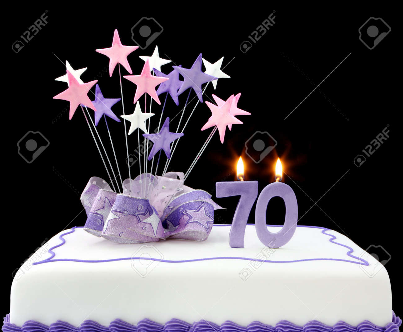 Torte Mit 70 Kerzen Dekoriert Mit Bandern Und Stern Formen In Pastell Tonen Auf Schwarzem Hintergrund Lizenzfreie Fotos Bilder Und Stock Fotografie Image