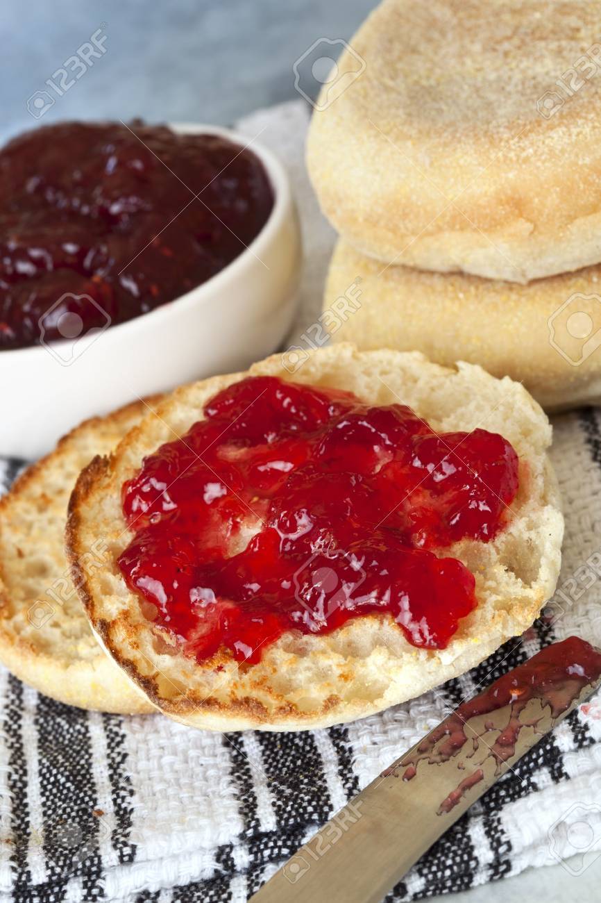 英語マフィン 1 つのカットはイチゴのジャムを広めます の写真素材 画像素材 Image