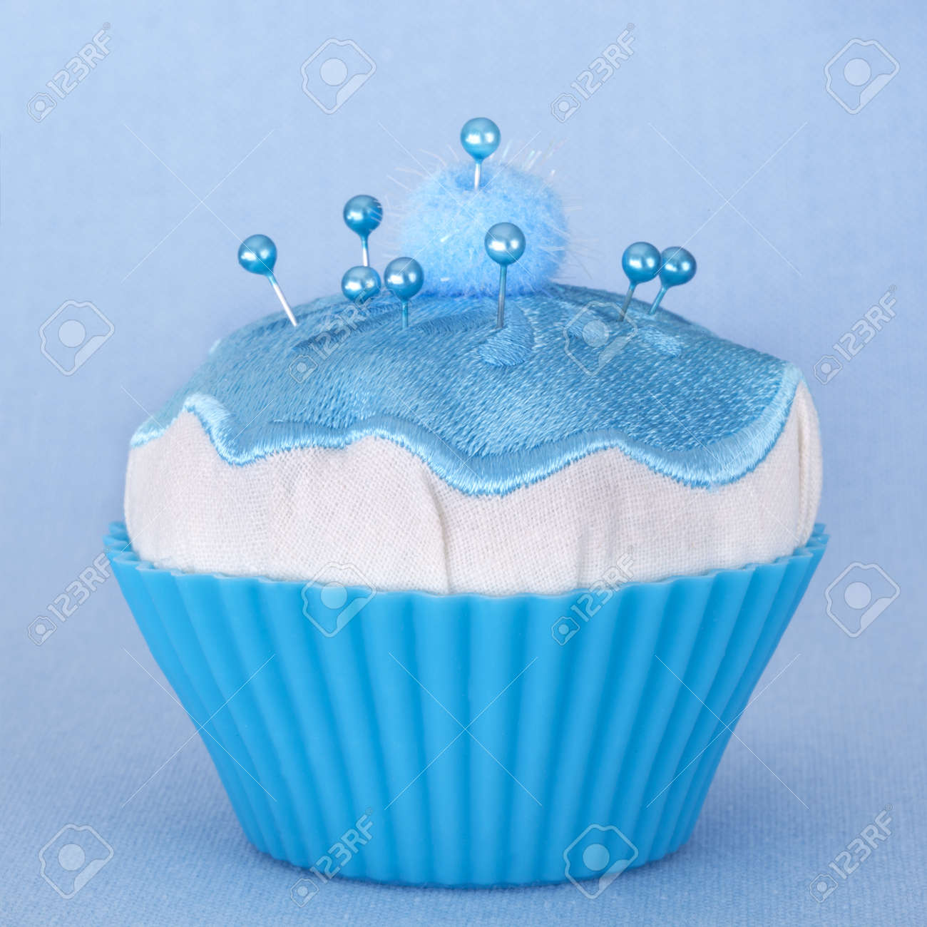 Pin Coussin En Forme D Un Petit Gateau Avec Perle Epingles A Tete Banque D Images Et Photos Libres De Droits Image