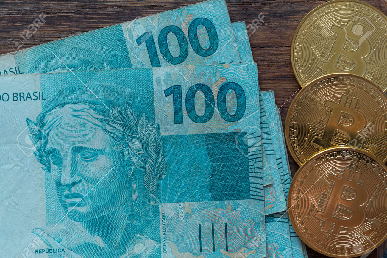 ビットコインとブラジルのお金、レアルの写真素材・画像素材 Image 107202536