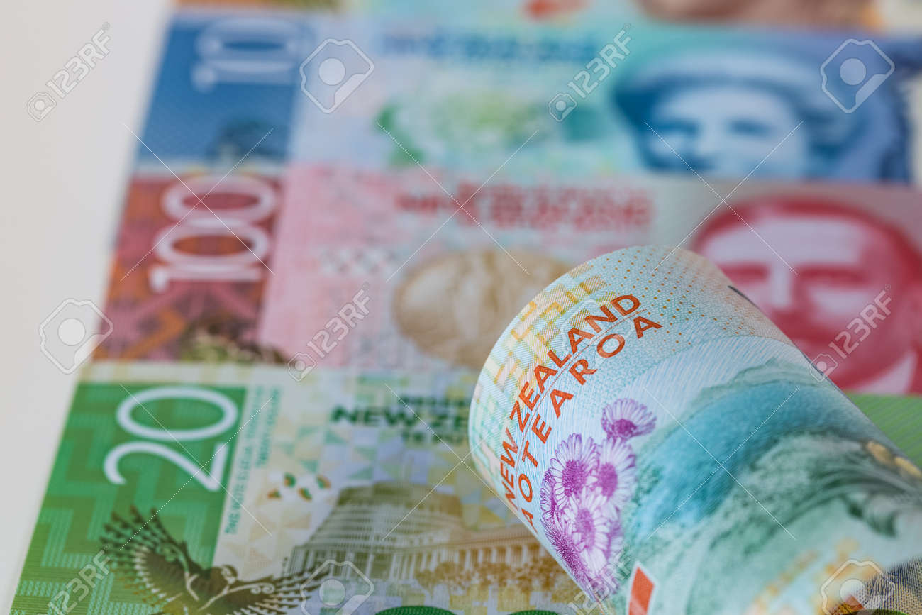 ニュージーランドの通貨、キンメペンギンが他の紙幣の背景に巻き上げられた5ドル相当のお金の写真素材・画像素材 Image 154715219