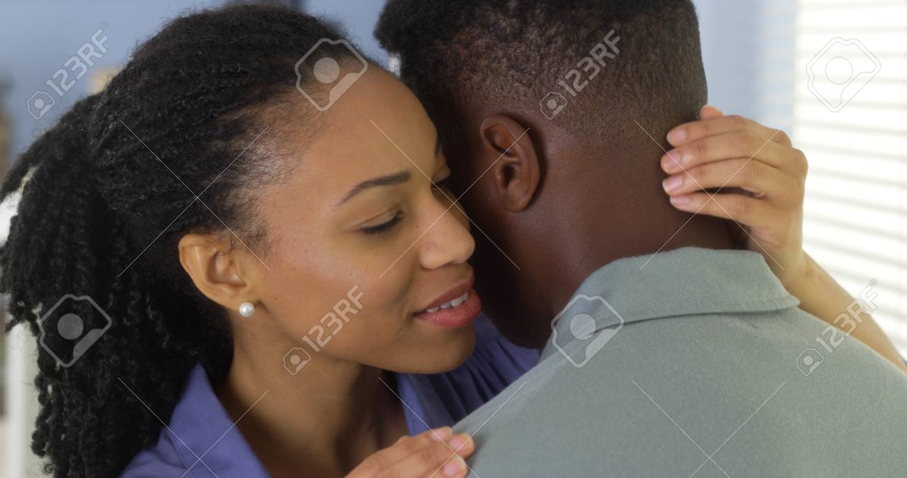 若い黒人女性の彼氏を押し 彼の耳にささやく の写真素材 画像素材 Image