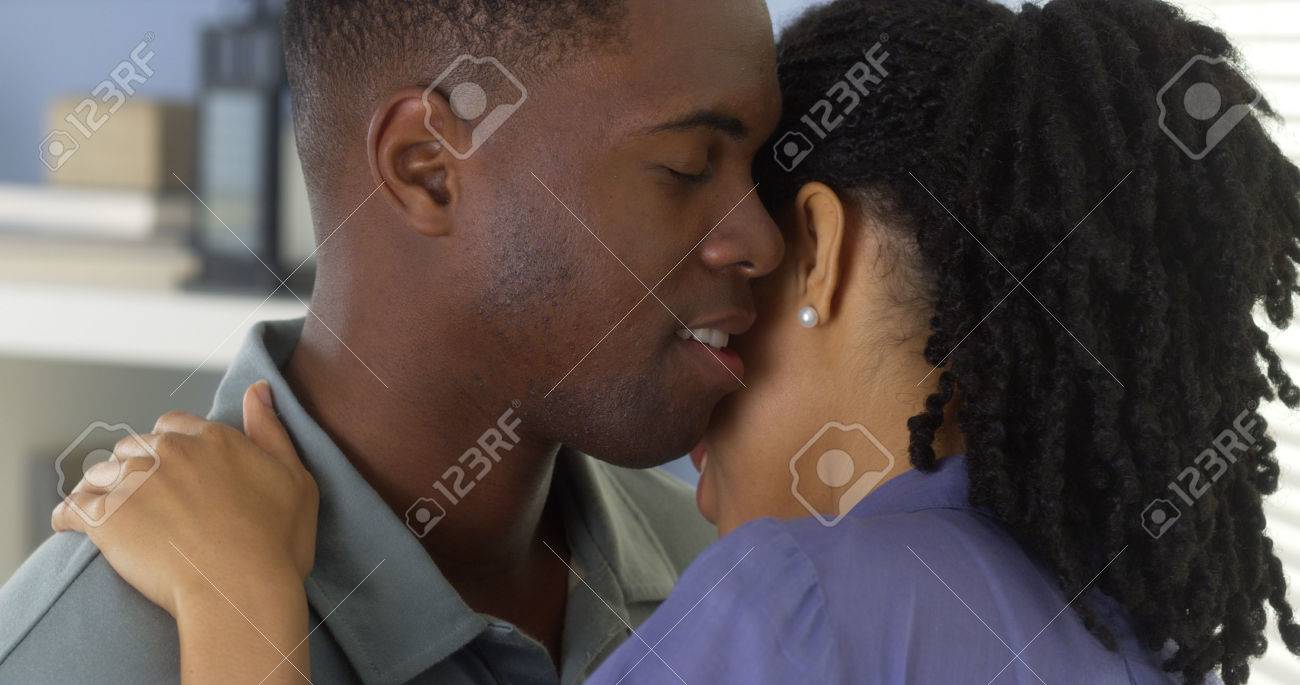 若い黒人男性のガール フレンドを保持し 彼女の耳にささやく の写真素材 画像素材 Image