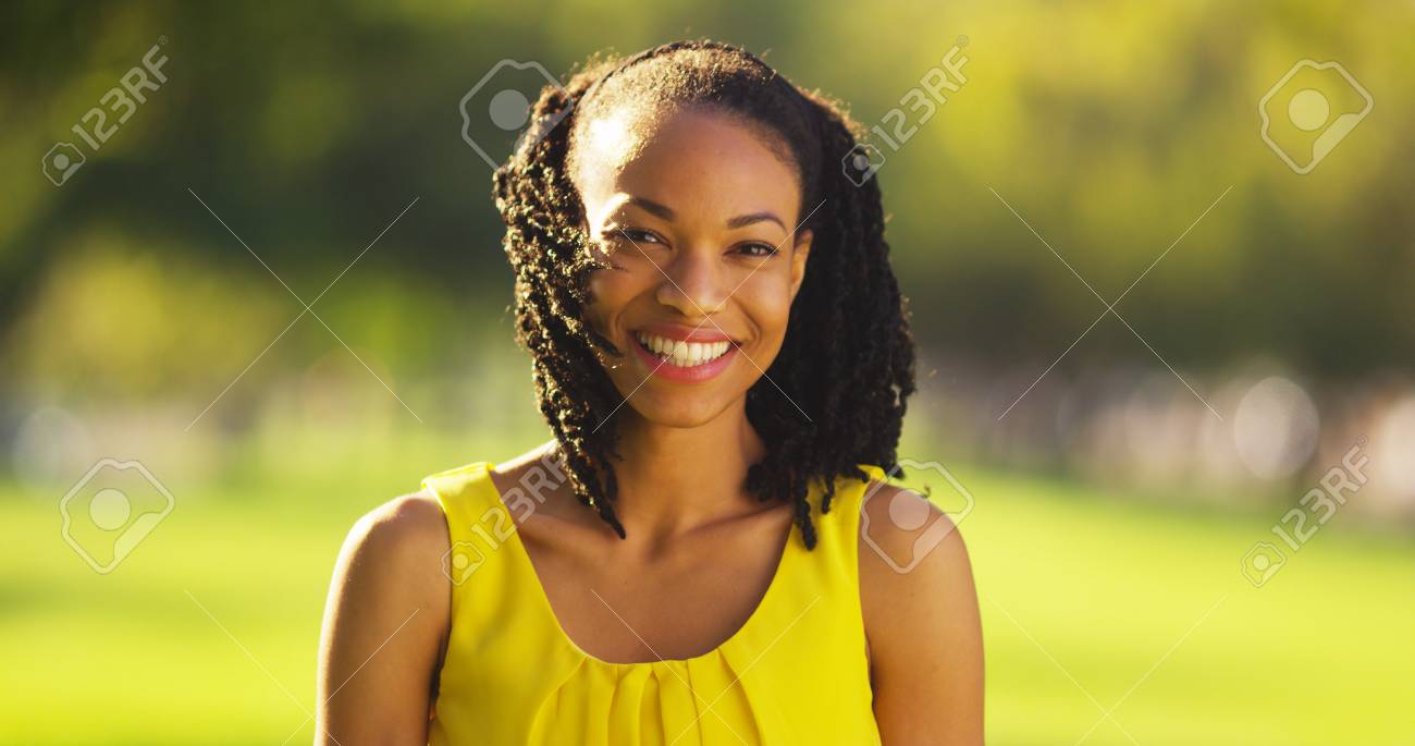 カメラを見てアフリカ美女 の写真素材 画像素材 Image