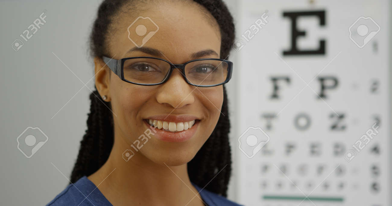 眼鏡笑顔の黒人女性 の写真素材 画像素材 Image