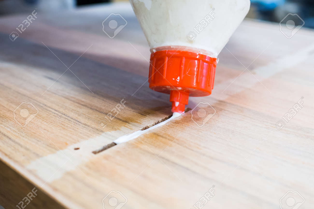 Pegamento De Madera Para Construcción De Muebles Con Taco De Madera Fotos, Retratos, Imágenes Y Fotografía De Libres De Image 75083818.