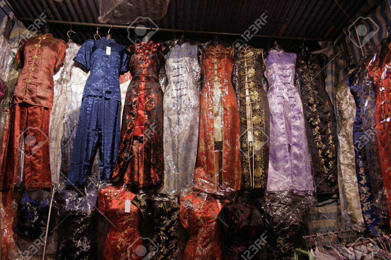 Traditionelle Chinesische Kleider Fur Verkauf An Einem Markt Lizenzfreie Fotos Bilder Und Stock Fotografie Image 37952408