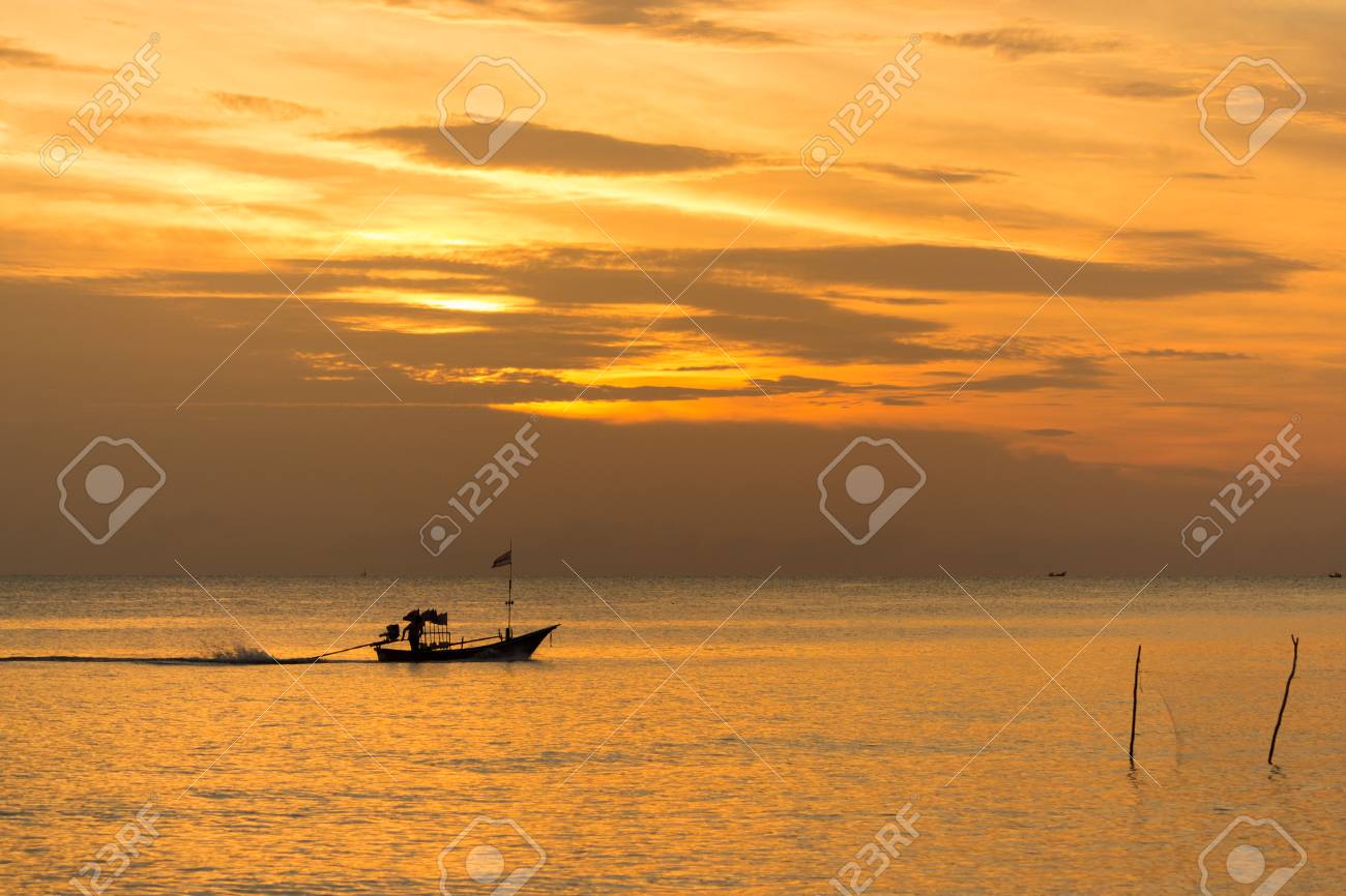 Coucher De Soleil Avec Bateau De Pêche