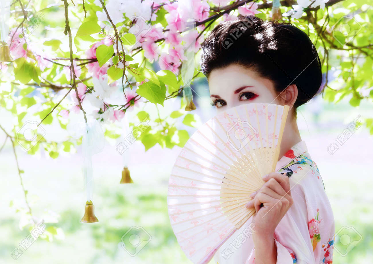 Résultat de recherche d'images pour "éventail geisha"