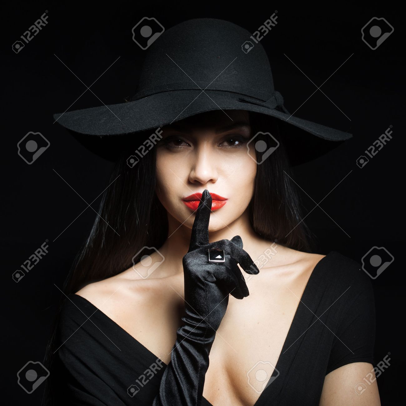 黒い帽子の女 黒い帽子の女